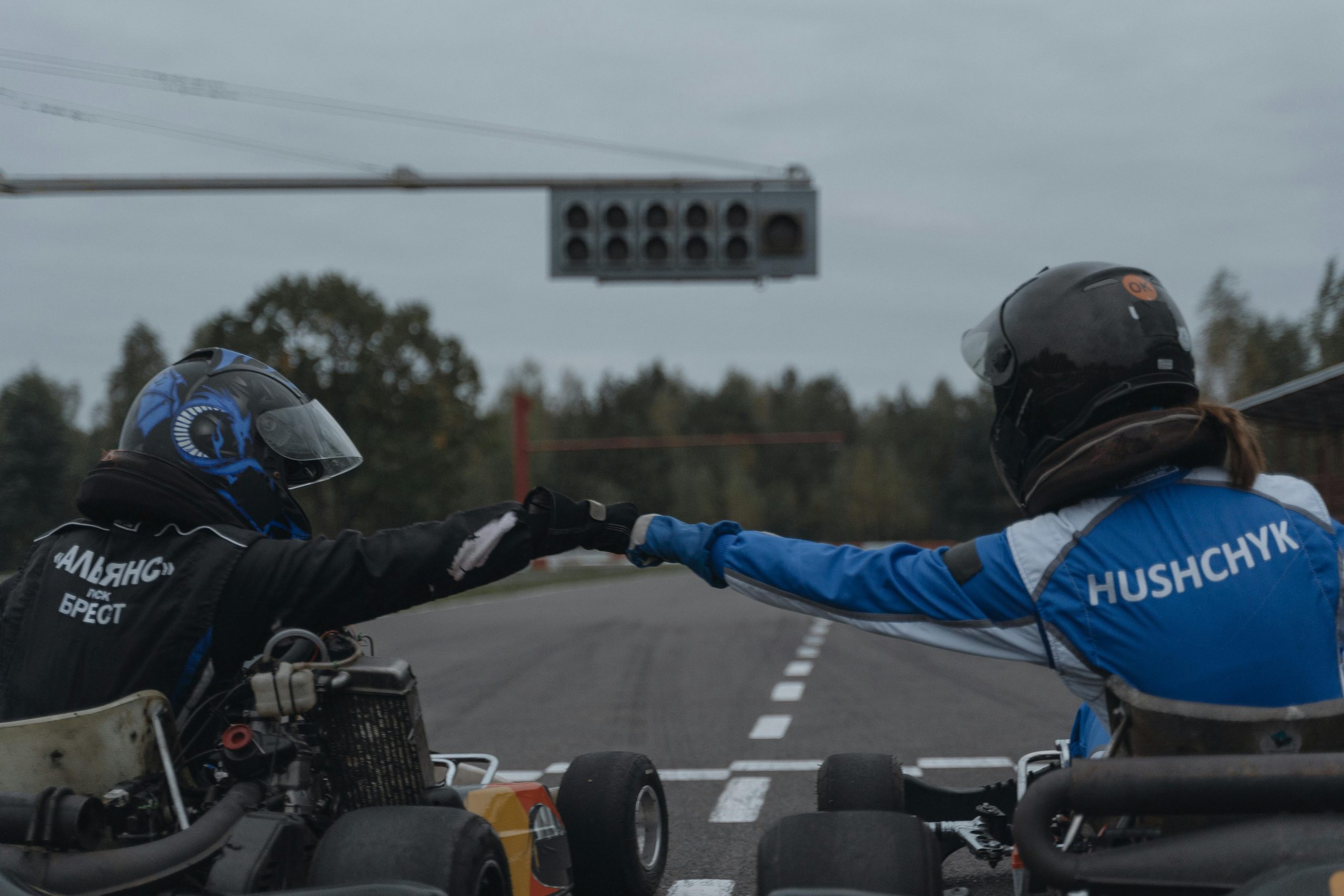 Pareja disfrutando de una tanda de karting