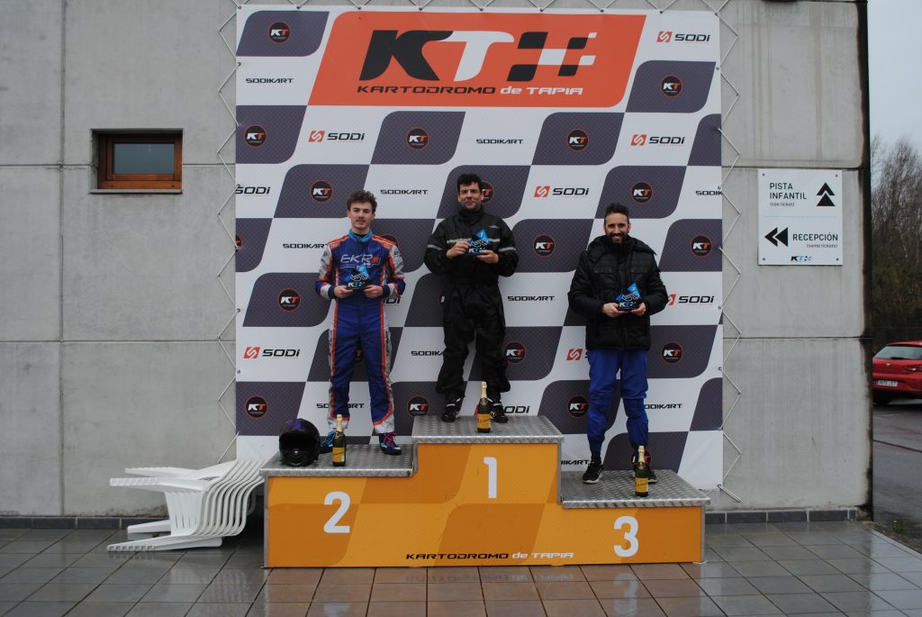 Ceremonia de premios con podio y regalo