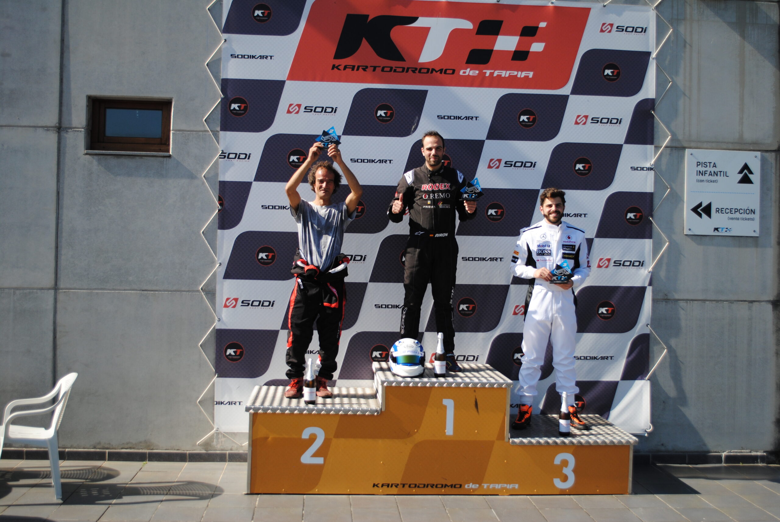 Podio y premios para los ganadores de la carrera